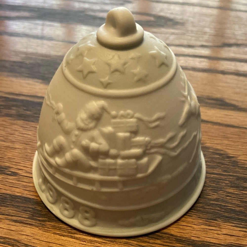 Lladro Christmas Bell with original hanging ribbon and box 1988
